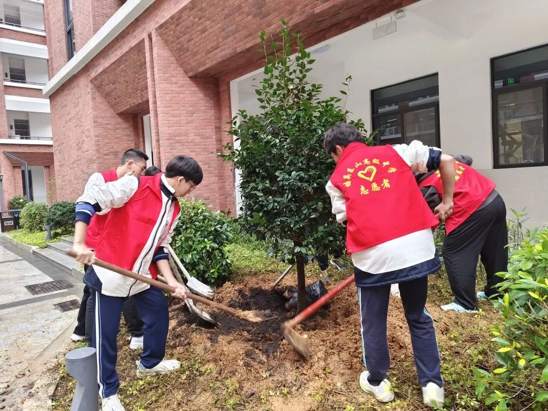 梅州市培英东山高级中学开展植树节系列活动